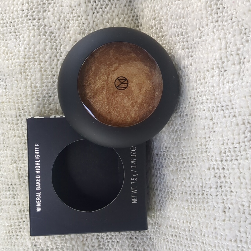 IL MAKIAGE Mineral Baked Instant Glow Highlighter in Material Girl, 7.5g/0.26oz